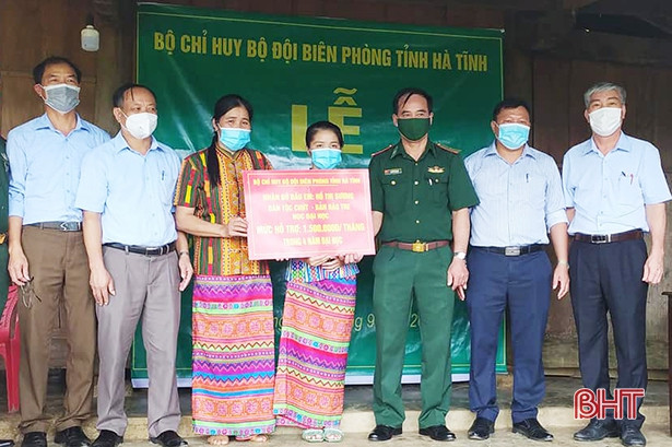 Bộ Chỉ huy BĐBP Hà Tĩnh đỡ đầu nữ sinh bản Rào Tre học đại học