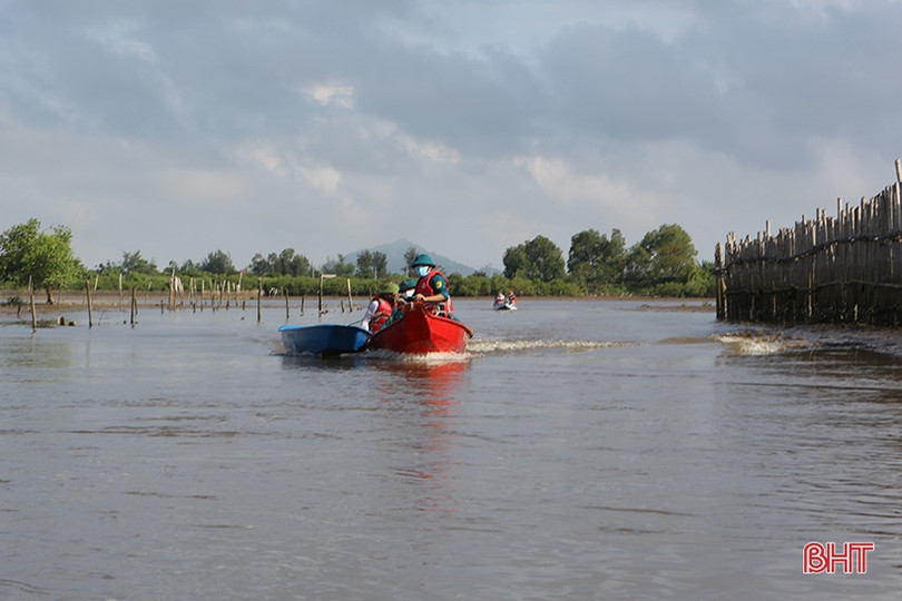 Lực lượng xung kích phòng, chống thiên tai ở TP Hà Tĩnh học cách lái thuyền máy cứu hộ, cứu nạn