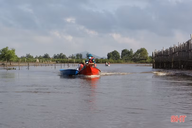 Lực lượng xung kích phòng, chống thiên tai ở TP Hà Tĩnh học cách lái thuyền máy cứu hộ, cứu nạn