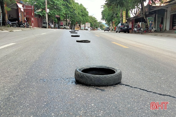 Dầu loang dài trên QL 8A, người dân dùng vật cản để cảnh báo tai nạn