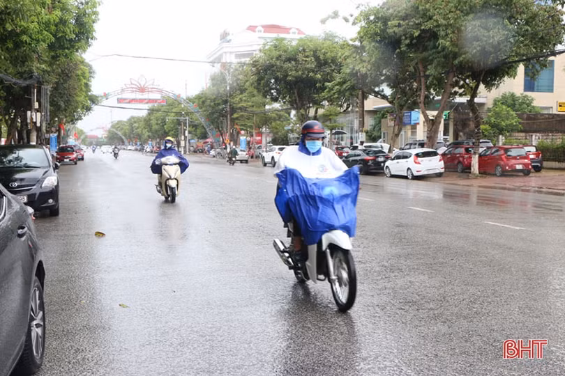 Trực cống, vận hành tiêu thoát chủ động trong mưa lớn tại TP Hà Tĩnh