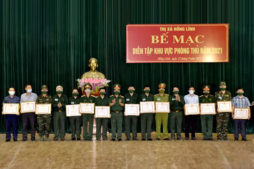 Mãn nhãn màn thực hành đánh địch đổ bộ đường không của LLVT thị xã Hồng Lĩnh