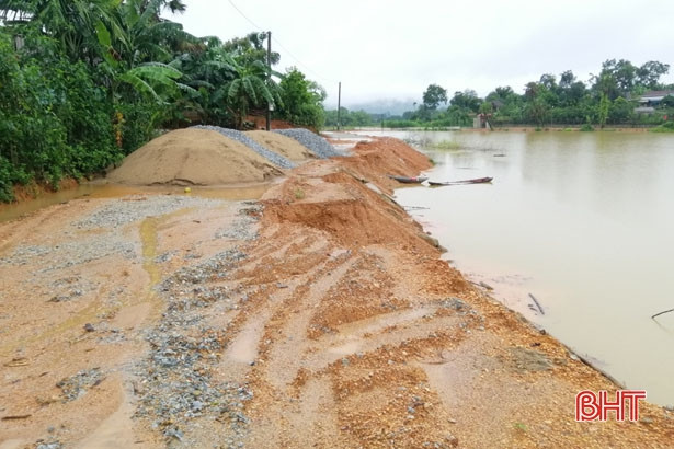 Nước sông Ngàn Sâu rút chậm, nhiều địa bàn Vũ Quang vẫn ngập sâu