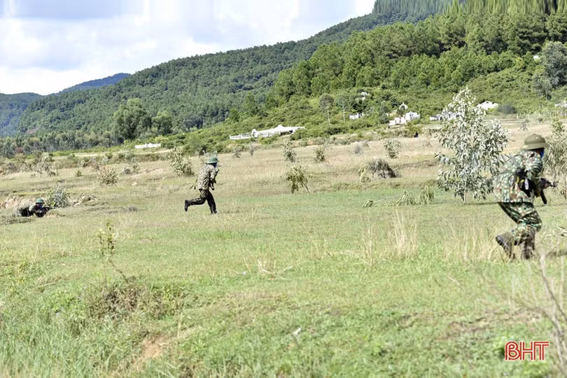 Mãn nhãn màn thực hành đánh địch đổ bộ đường không của LLVT thị xã Hồng Lĩnh