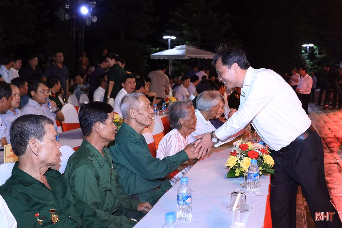 Xúc động chương trình giao lưu nghệ thuật “Điểm tựa hòa bình”