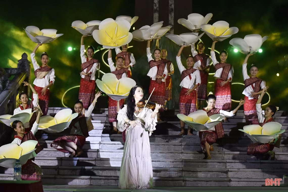 Xúc động chương trình giao lưu nghệ thuật “Điểm tựa hòa bình”