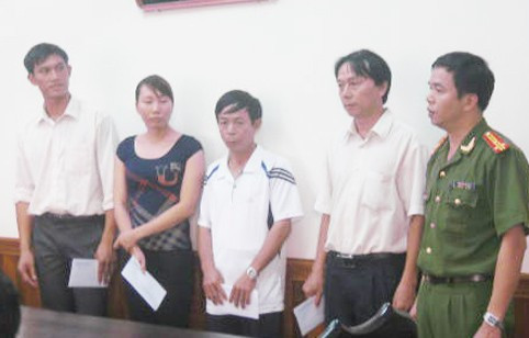 Thượng tá Nguyễn Tiến Nam - Trưởng Công an TP Hà Tĩnh biểu dương tinh thần dũng cảm bắt giữ tội phạm của CBCNV Công ty CP Dược Hà Tĩnh