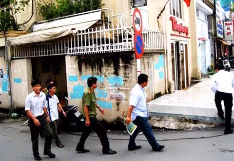 Cơ quan công an khám xét nơi làm việc của ông Bình tại văn phòng ở TP HCM. Ảnh: Quốc Thắng.