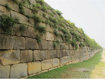 Tường thành được xây dựng bằng những phiến đá đồ sộ. Ảnh: Đỗ Doãn Hoàng Tường thành được xây dựng bằng những phiến đá đồ sộ. Ảnh: Đỗ Doãn Hoàng