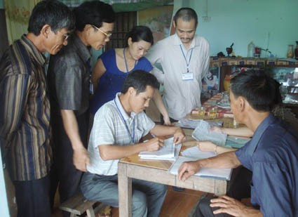 Điều tra viên xóm 4 xã Hương Minh đang thu thập thông tin về nông thôn, nông nghiệp và thủy sản tại hộ gia đình anh Nguyễn Minh Huệ.