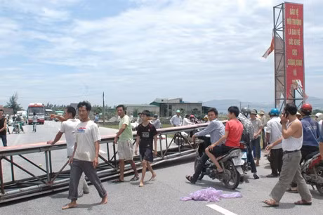 Cổng chào đổ sụp chắn ngang quốc lộ 1A gây tắc đường hơn nửa tiếng đồng hồ.