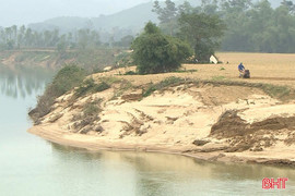 Sinh kế chênh vênh nơi bờ sông bị sạt lở 
