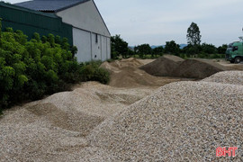 Đình chỉ bãi tập kết cát gây ô nhiễm khu dân cư 
