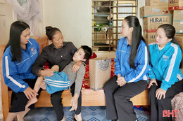 Tuổi trẻ Hà Tĩnh trao gần 300 triệu đồng hỗ trợ người dân, đoàn viên khó khăn