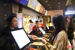 Rạp chiếu phim, khu vui chơi, ăn uống… kín khách dịp Tết