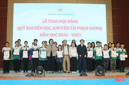 Trao hơn 7 tỷ đồng học bổng Quỹ khuyến học, khuyến tài Phạm Dương 