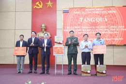 Tổng cục Công nghiệp quốc phòng tặng quà Tết tại xã Hương Sơn