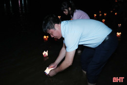 Thả hoa đăng trên sông Ngàn Phố tri ân Hải Thượng Lãn Ông Lê Hữu Trác