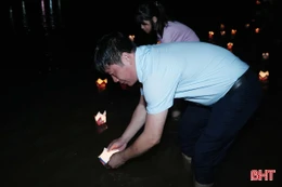 Thả hoa đăng trên sông Ngàn Phố tri ân Hải Thượng Lãn Ông Lê Hữu Trác