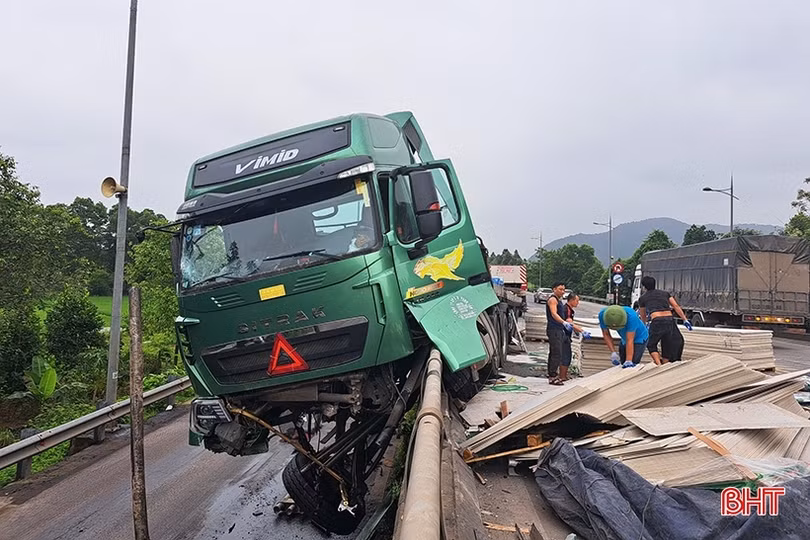 Hà Tĩnh: Mất lái, xe đầu kéo lơ lửng” trên lan can cầu vượt
