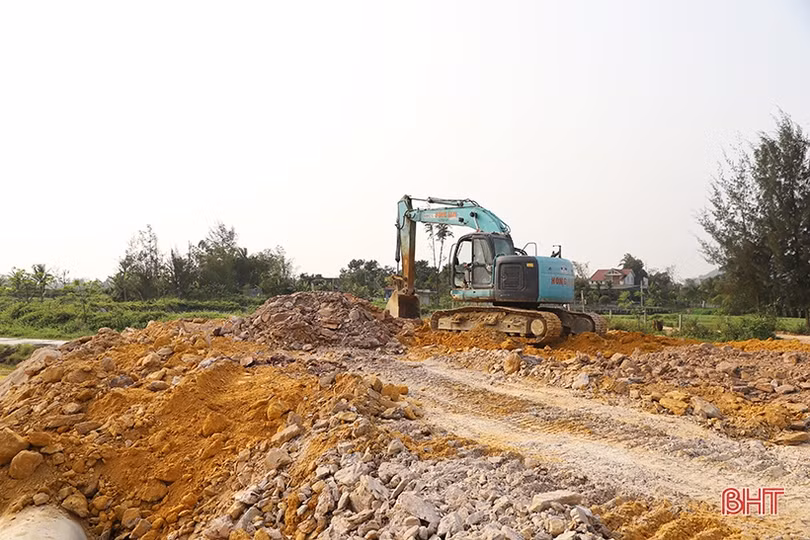 Đất, cát xây dựng giá cao làm khó nhà thầu ở Hà Tĩnh