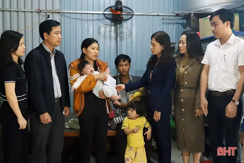 Trao quà của bạn đọc Báo Hà Tĩnh tới các hoàn cảnh cần giúp đỡ