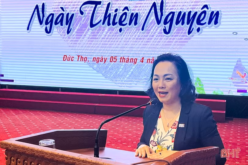 Quỹ xã hội Phan Anh trao học bổng 288 triệu đồng cho học sinh nghèo Đức Thọ