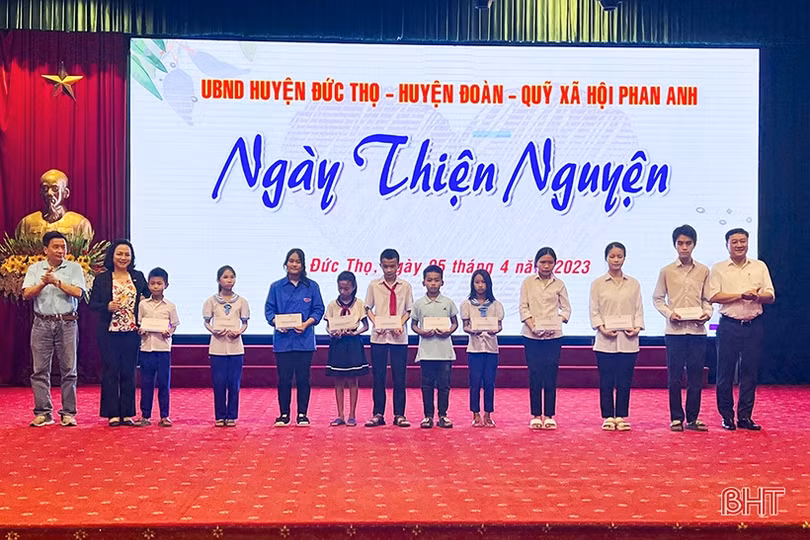 Quỹ xã hội Phan Anh trao học bổng 288 triệu đồng cho học sinh nghèo Đức Thọ