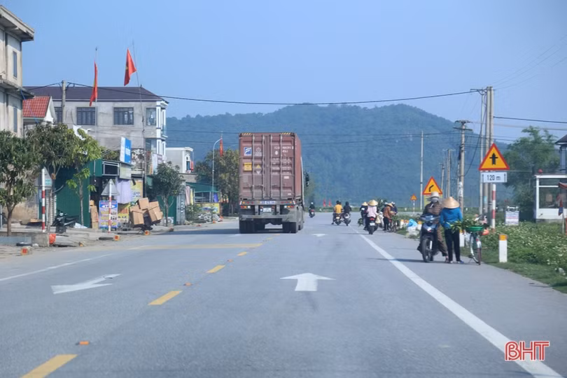 Vì sao nhiều xe đầu kéo, container “thích” vào đường ven biển Hà Tĩnh?