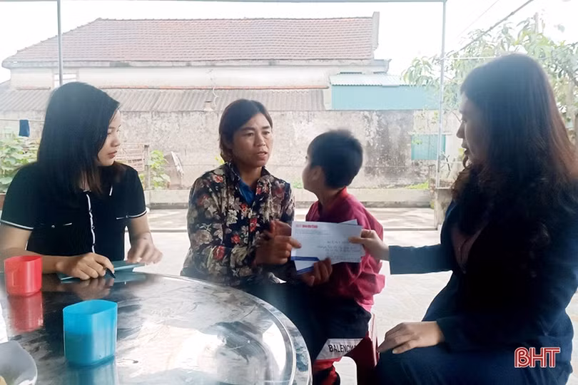 Trao quà của bạn đọc Báo Hà Tĩnh tới các hoàn cảnh cần giúp đỡ