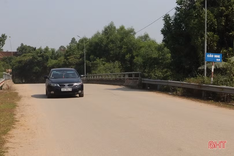 Cầu Nhe thắm màu hoa phượng đỏ…