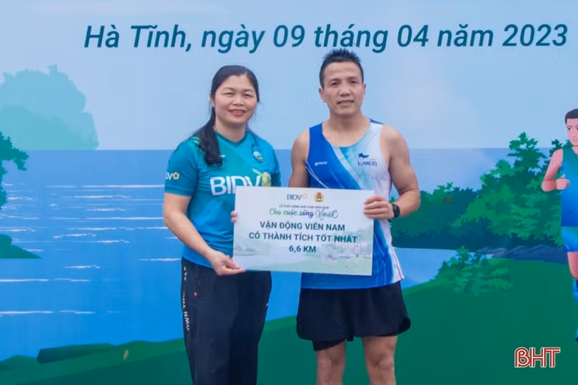 Hơn 300 vận động viên tham gia giải chạy “BIDV Run – Cho cuộc sống xanh 2023”