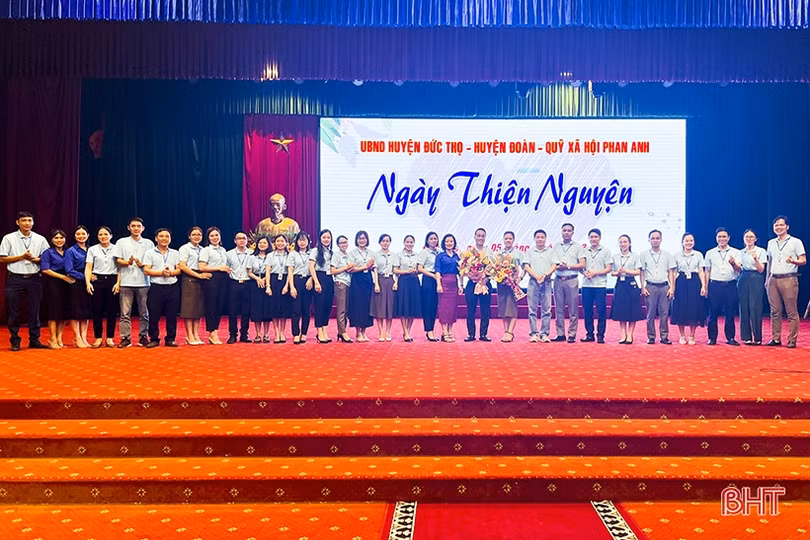 Quỹ xã hội Phan Anh trao học bổng 288 triệu đồng cho học sinh nghèo Đức Thọ