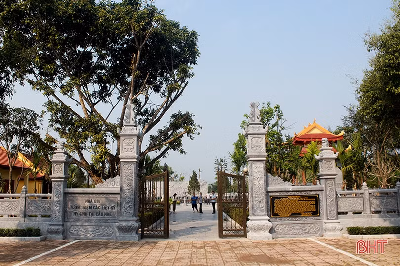 Cầu Nhe thắm màu hoa phượng đỏ…