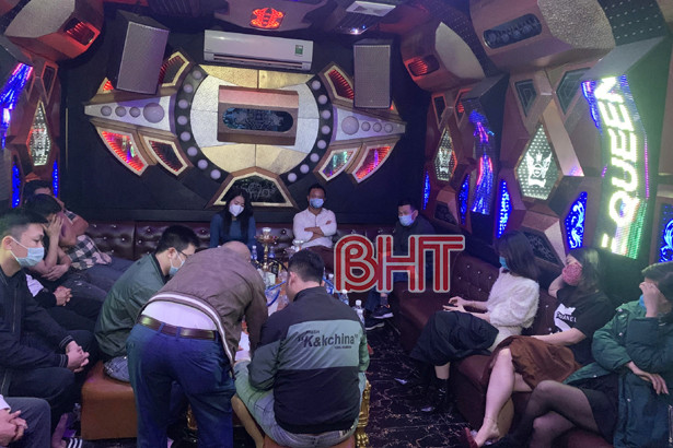 Bắt 10 đối tượng sử dụng ma túy trong quán karaoke ở Hà Tĩnh, có cả người từ Bắc Giang, Hà Nội