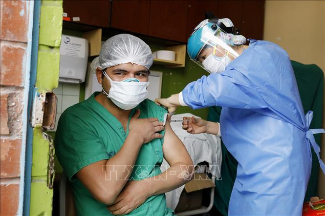 Ngoại trưởng Peru từ chức vì bê bối tiêm vaccine
