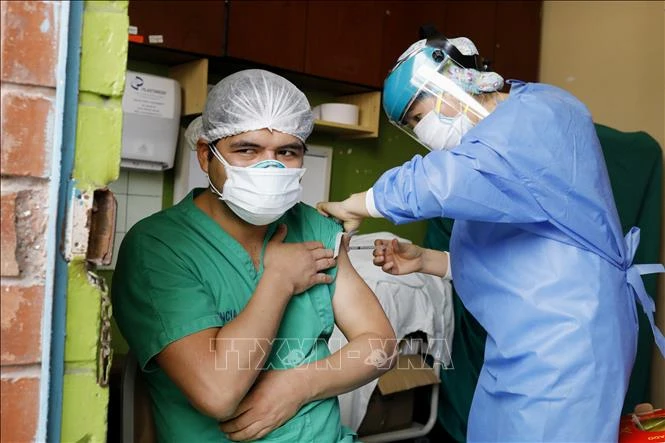 Ngoại trưởng Peru từ chức vì bê bối tiêm vaccine