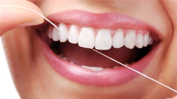 Không dùng chỉ nha khoa cũng là một sai lầm khi đánh răng Những sai lầm tai hại thường mắc khi đánh răng