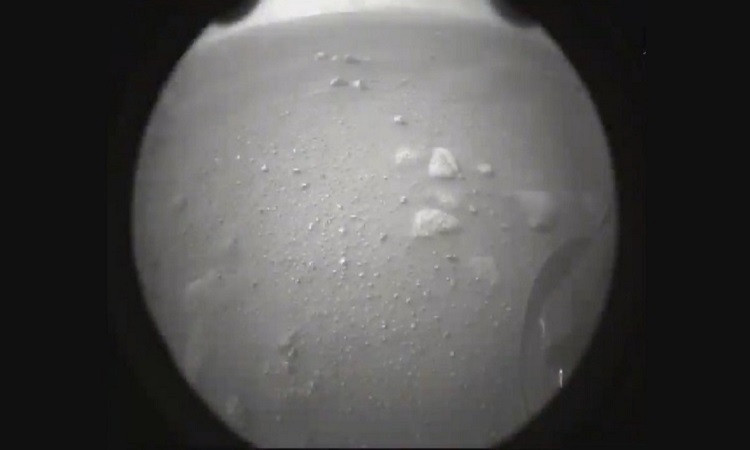 Bức ảnh sao Hỏa đầu tiên robot NASA truyền về Trái Đất