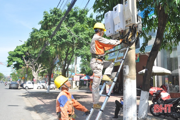 Ra quân xử lý cáp viễn thông gây mất an toàn trên lưới điện ở TP Hà Tĩnh