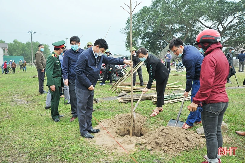 Lãnh đạo Hội Nông dân Hà Tĩnh xuống đồng, động viên nông dân sản xuất