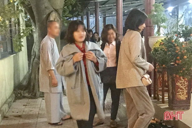 Nhiều người dân Hà Tĩnh “quên” đeo khẩu trang khi đi lễ chùa, du xuân