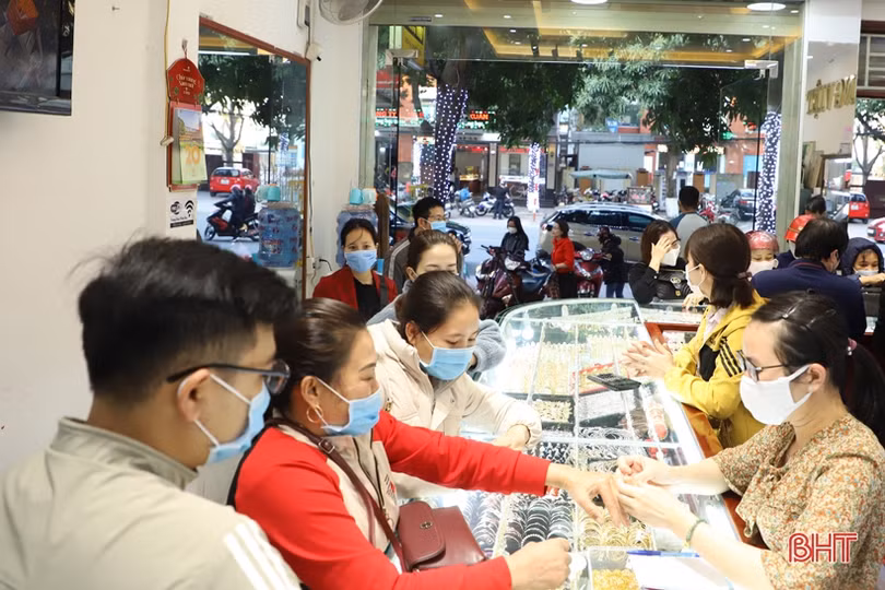 Ngày Thần tài, linh vật trâu vàng đắt khách