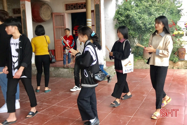 Nhiều người dân Hà Tĩnh “quên” đeo khẩu trang khi đi lễ chùa, du xuân