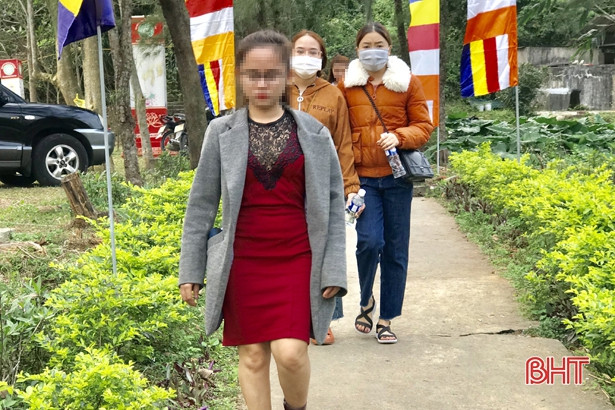 Nhiều người dân Hà Tĩnh “quên” đeo khẩu trang khi đi lễ chùa, du xuân