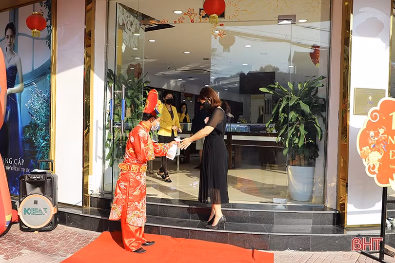 Ngày Thần tài, linh vật trâu vàng đắt khách