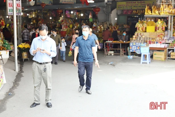 Tiếp thu phản ánh của Báo Hà Tĩnh, Công an xã Xuân Hồng khắc phục những hình ảnh “không đẹp” ở đền Chợ Củi