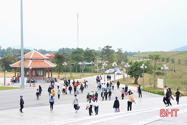 Chùa Hương Tích đón hơn 10.500 lượt du khách trong 5 ngày đầu năm mới