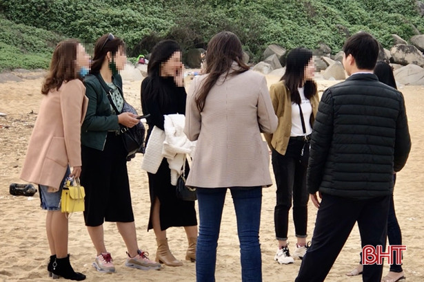 Nhiều người dân Hà Tĩnh “quên” đeo khẩu trang khi đi lễ chùa, du xuân
