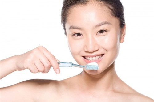 Một trong những sai lầm khi đánh răng mọi người hay mắc phải là đánh răng quá nhanh Những sai lầm tai hại thường mắc khi đánh răng